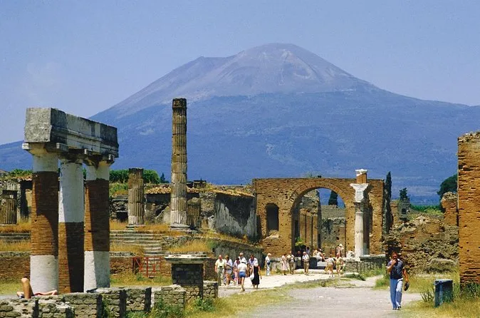Zerstörte Säulen des Forums in Pompeji, dahinter der Vesuv